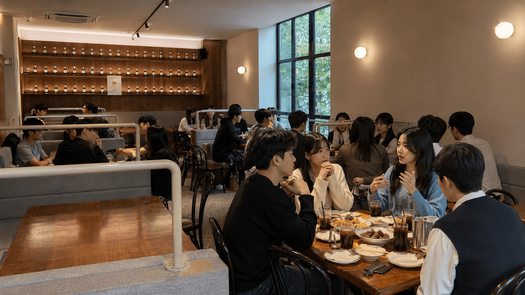 카페에서 마주 앉아 이야기하는 대학생들